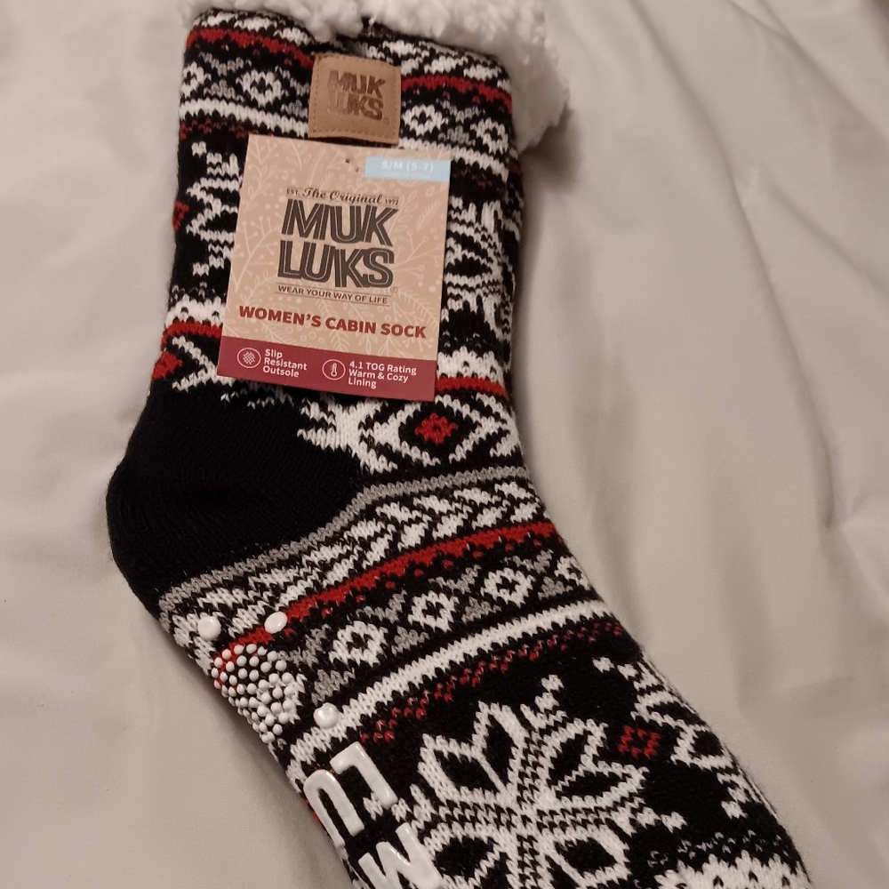 MUK LUK CABIN SOCKS. SLIP RESISTANT WOMENS COZY CABIN SOCKS. SIZE S-M
